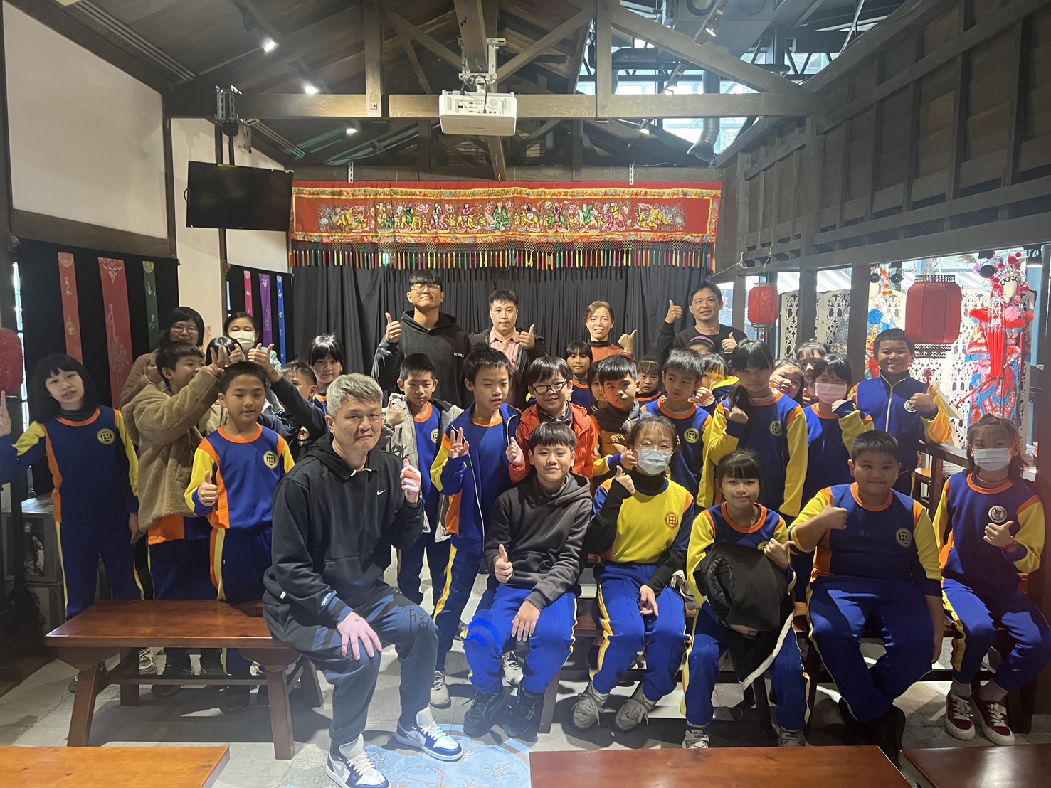 07_參觀新竹241藝術空間當期特展的大合影